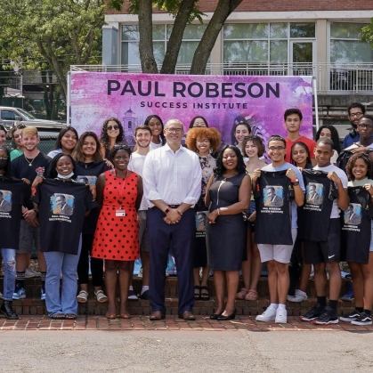 Large group of students pose with President Jonathan Holloway and Anna Branch during Paul Robeson Success Institute.